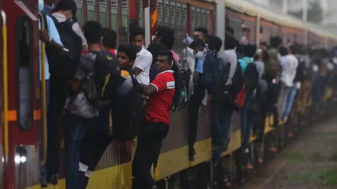 දුම්රිය ධාවනයත් අඩාල වෙයි