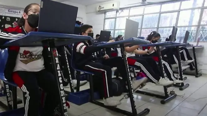 ـطفال يتدربون على دراجة أثناء المدرسة للتخفيف من الوزن