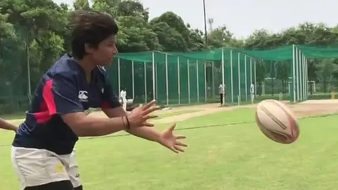 રગ્બી રમતી યુવતીઓ