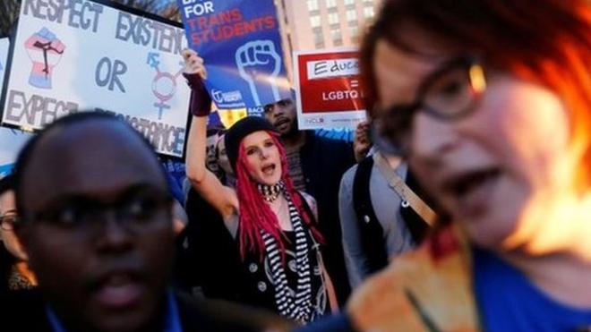 Около двух сотен трансгендеров и борцов за права ЛГБТ собрались у Белого дома, чтобы выразить возмущение принятым решением