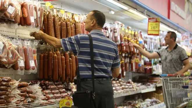 Россияне стали меньше тратить в магазине после кризиса