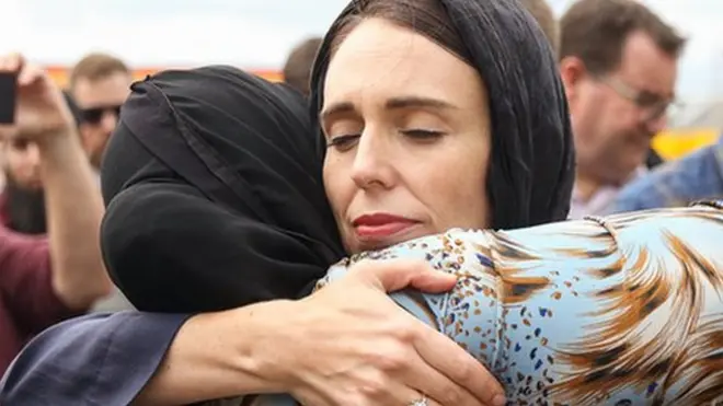 Премьер-министр Новой Зеландии Джасина Ардерн обнимает женщину возле мечети в Веллингтоне