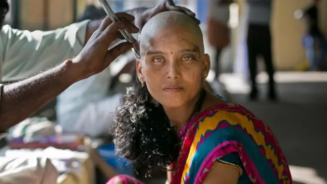 خواتین کے بالوں سے پھیلنے والی وگوں کی تجارت