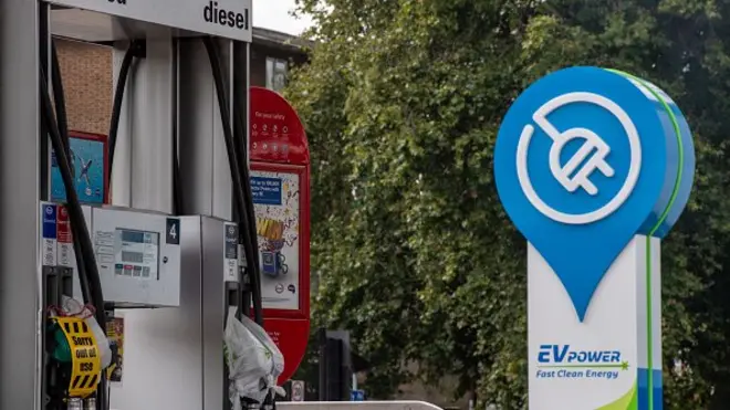 نماد شارژ خودروهای برقی در یک پمپبنزین