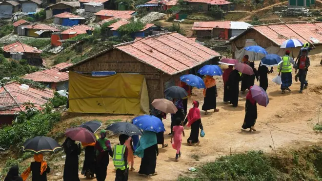 Tak kurang dari 700.000 warga minoritas Muslim Rohingya melarikan diri ke Bangladesh untuk menghindari gelombang kekerasan di negara bagian Rakhine di Myanmar.