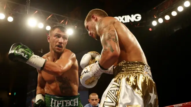 Василь Ломаченко (зліва) впевнено переміг Джейсона Сосу