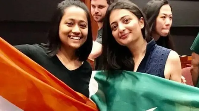 दो पड़ोसी देशों (भारत-पाकिस्तान) की महिलाएं अपने-अपने देश के झंडे के साथ
