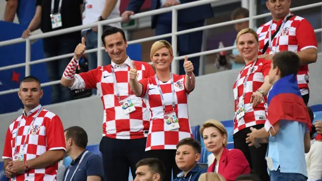 رئيسة كرواتيا أثناء تشجيع فريق بلادها لبطولة كأس العالم والذي فاز فيها على الدنمارك