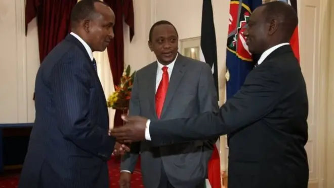 Adan Bare Ducaale (bixi) oo la jooga madaxweynaha iyo kuxigeenka Kenya