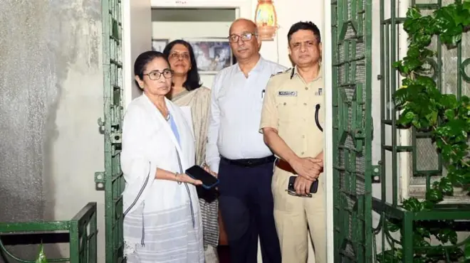 मुख्यमंत्री ममता बॅनर्जी आपल्या निवासस्थानी डॉक्टरांच्या शिष्टमंडळाची वाट पाहताना