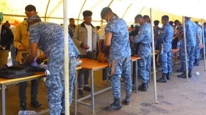 ወደ መቱ ዩኒቨርስቲ የ12ኛ ብሔራዊ መልቀቅያ ፈተና ለመውሰድ የመጡ ተማሪዎች በጸጥታ ኃይሎች ፍተሻ ሲደረግላቸው