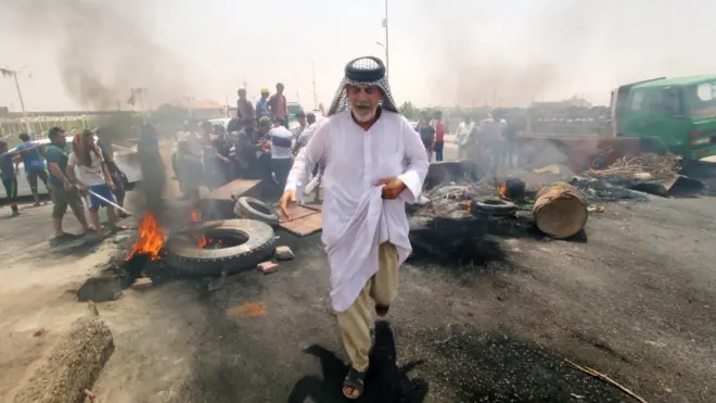 أشكال الاحتجاج شملت إغلاق الطريق إلى مدينة البصرة.