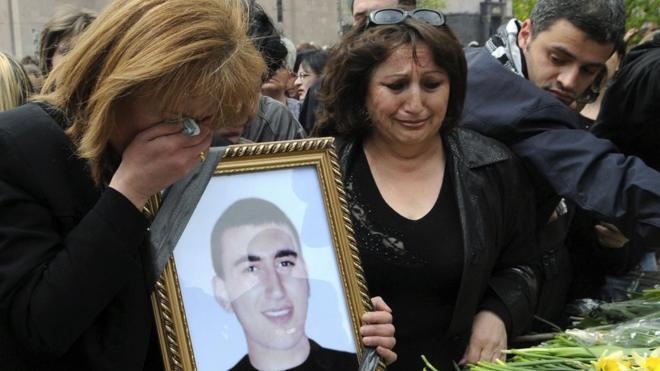 Родственники погибшего 1-го марта демонстранта с его портретом