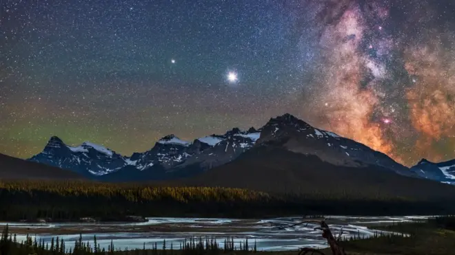 El punto más brillante es Júpiter.