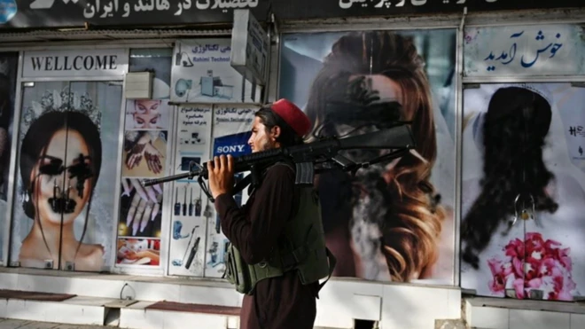 ป้ายโฆษณาตามห้างและร้านเสริมสวยในกรุงคาบูลถูกตาลีบันพ่นสีดำทับ