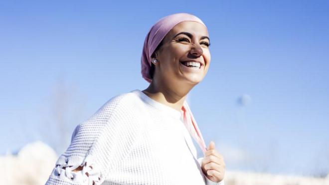 Mulher com véu na cabeça sorrindo