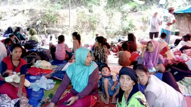 Warga di Halmahera Selatan mengungsi setelah terjadi gempa dengan magnitudo 7,2 pada hari Minggu (14/07).