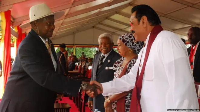 හිටපු ජනාධිපති මහින්ද රාජපක්ෂ උගන්ඩාවේ ජනාධිපති මුසවේනි සමඟ