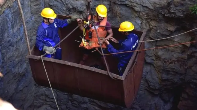 कोयले की खदान में मजदूर मध्य दिसंबर से फंसे हैं