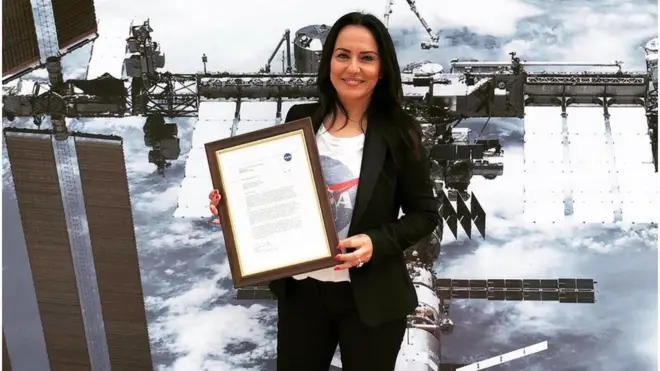 Načelnica sa pismom od Nase