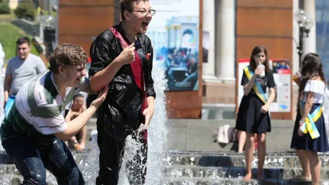 Випускники біля фонтану на Майдані Незалежності