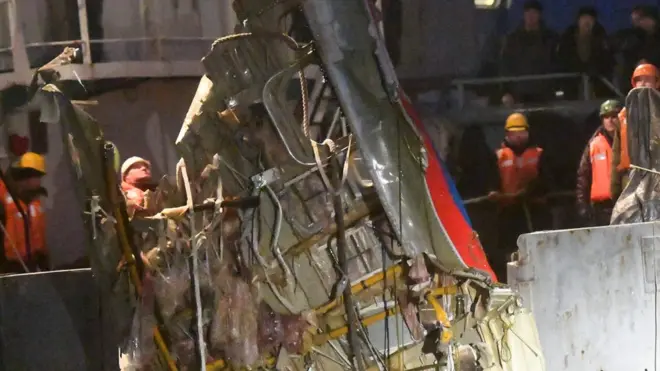 調查人員找到了圖-154的黑盒子，上面顯示了機組人員墜毀前的對話，似乎飛機襟翼故障導致墜機