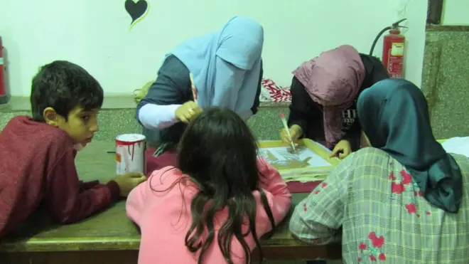 الرسامة منى القماح أثناء تعليمها للأطفال الرسم داخل قصر ثقافة كفر الدوار