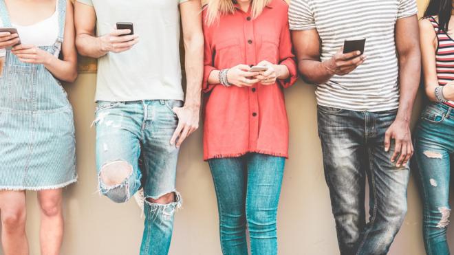 Jovens segurando smartphones