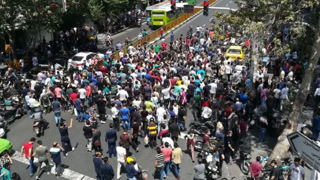 Ekonomik gidişatı protesto eden göstericiler Tahran'ın merkezinde sloganlar attı