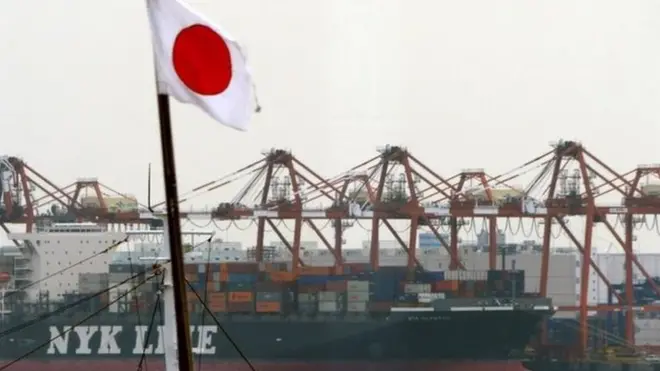 Грузовой корабль в порту