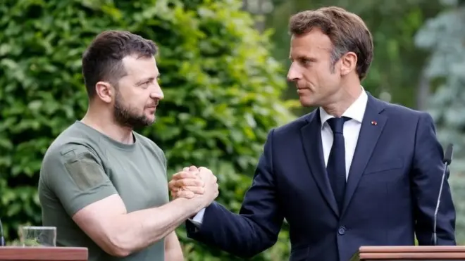 Ukrainian President Volodymyr Zelensky (left) and his French counterpart Emmanuel Macron during a joint press briefing in Kyiv, Ukraine. Photo: 16 June 2022