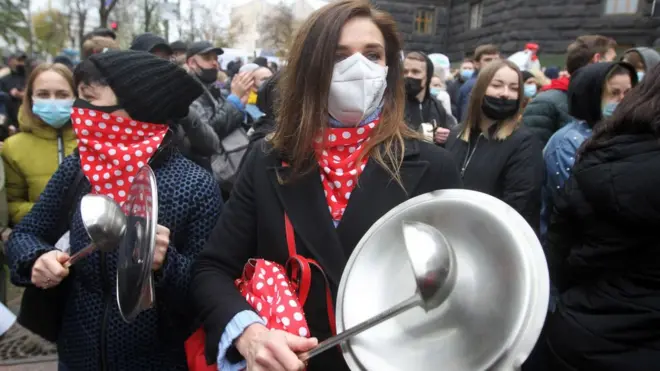 Сотни рестораторов протестовали против введения карантина выходного дня возле здания правительства в среду, однако их голос не был услышан.