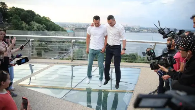 Скандальне скло, яке ремонтували все літо