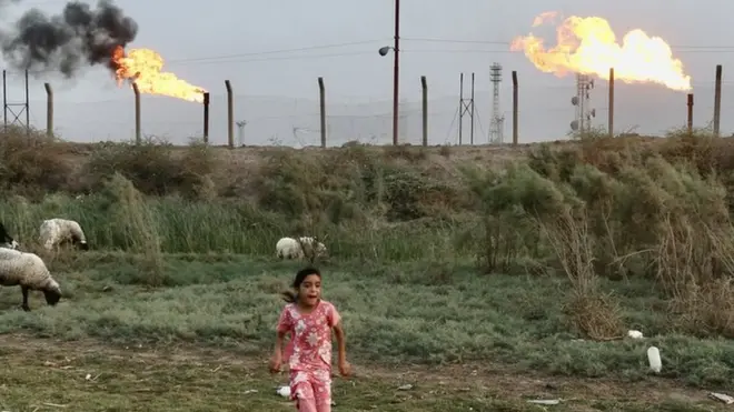 Le torchage du gaz est devenu la toile de fond de la vie des enfants à Bassora