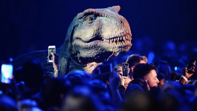 รูปหัวไดโนเสาร์กลางม็อบมือถือ
