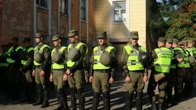 Військові Нацгвардії біля будівлі Іллічівського міського суду в Чорноморську