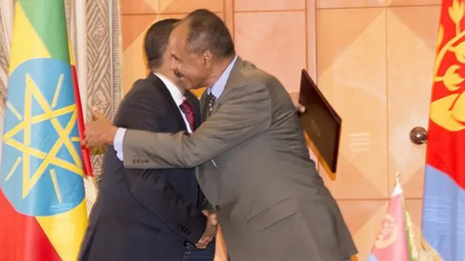 Viongozi wa Eritrea na Ethiopia wakisalimiana