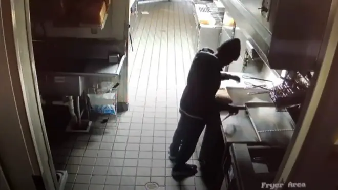 Lopov kuva užinu u restoranu