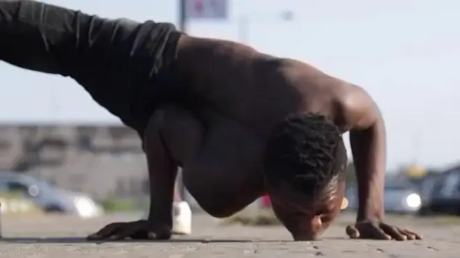 ميرفي...شاب نيجيري علم نفسه كيف يلوي جسمه بمساعدة دروس على الإنترنت. ويريد ميرفي تعليم الناس هذا الفن ويريد أيضا أن يكسر رقما قياسيا في موسوعة غينيس للأرقام القياسية.