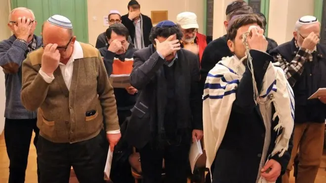 Judíos de Sarajevo rezando.