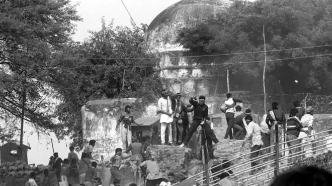 فوٹوگرافر پروین جین نے بابری مسجد کو گرانے سے ایک دن پہلے کی جانے والی مشقوں کی تصاویر بنائیں۔ ان مشقوں میں آر ایس ایس کے ہزاروں کارکنوں نے شرکت کی تھی