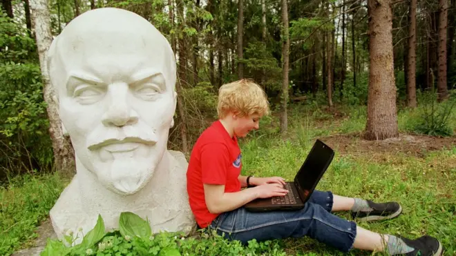 Хлопчик і бюст Леніна