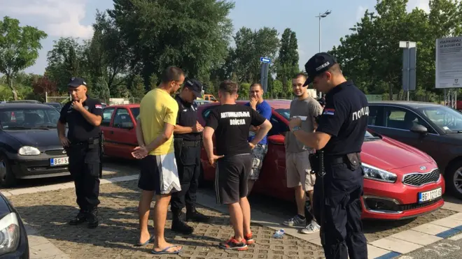 Policija legitimiše grupu demonstranata koja je nameravala da blokira autoput
