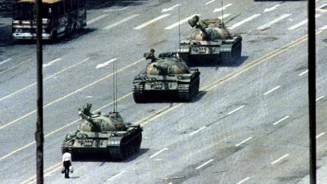 Čovek ispred tenkova na trgu Tjenanmen