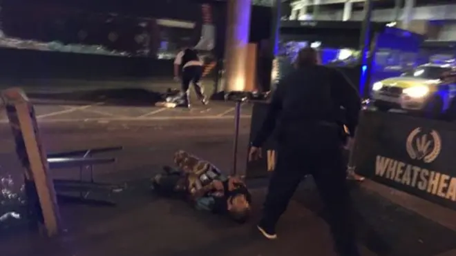 බිම හෙලූ ප්‍රහාරකයෙකු සහිත මෙම ඡායාරුපය සමාජ මාධ්‍යවල පළවිය