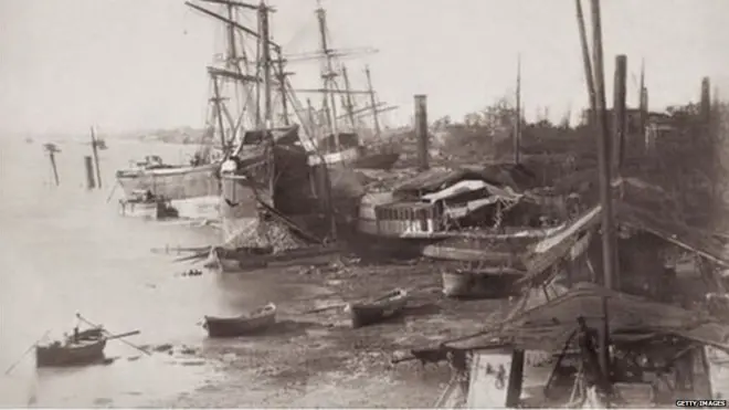 1856मधील मुंबई बंदर. ईस्ट इंडिया कंपनी इथून फोटो पाठवत असे. त्यासाठी त्यांनी सैन्यातील काही अधिकाऱ्यांना कॅमेराही दिला होता.