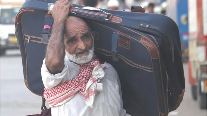 ముంబయిలో రైలెక్కేందుకు వెళ్తున్న వలస కూలీ