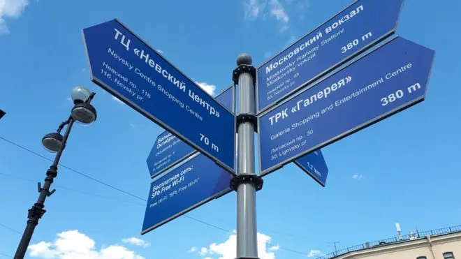 圣彼得堡市中心的主要景点和交汇处都新树立起用英语和俄语写的指示牌。