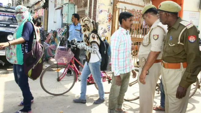 वाराणसी के एक कॉलेज के बाहर पूछताछ करती पुलिस.