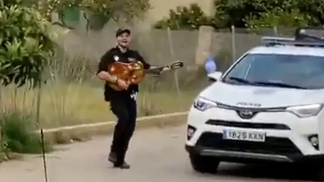 غناء ومكبرات صوت...الشرطة في مواجهة كورونا